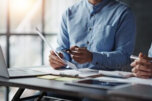 Zdjęcie ilustracyjne - osoby przeglądające papierowe dokumenty