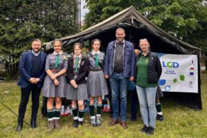 Pracownicy LGD z harcerkami