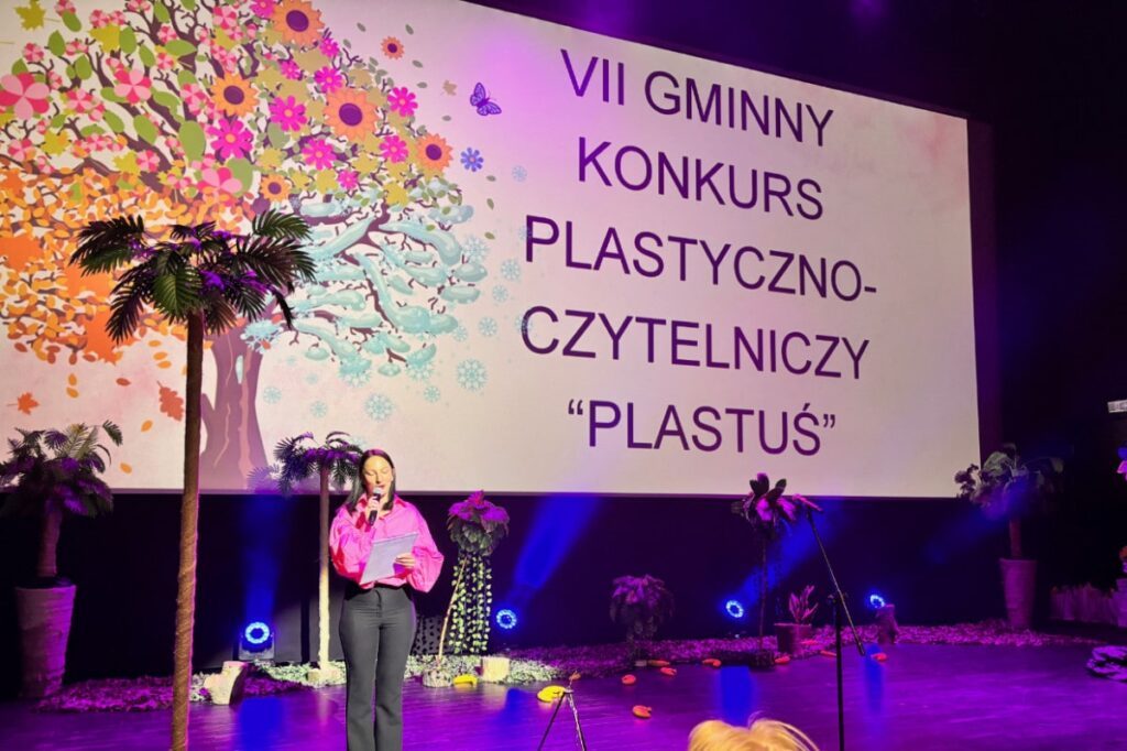 Widok na scenę i przemawiającą osobę