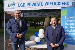 Pracownicy LGD przy swoim stoisku