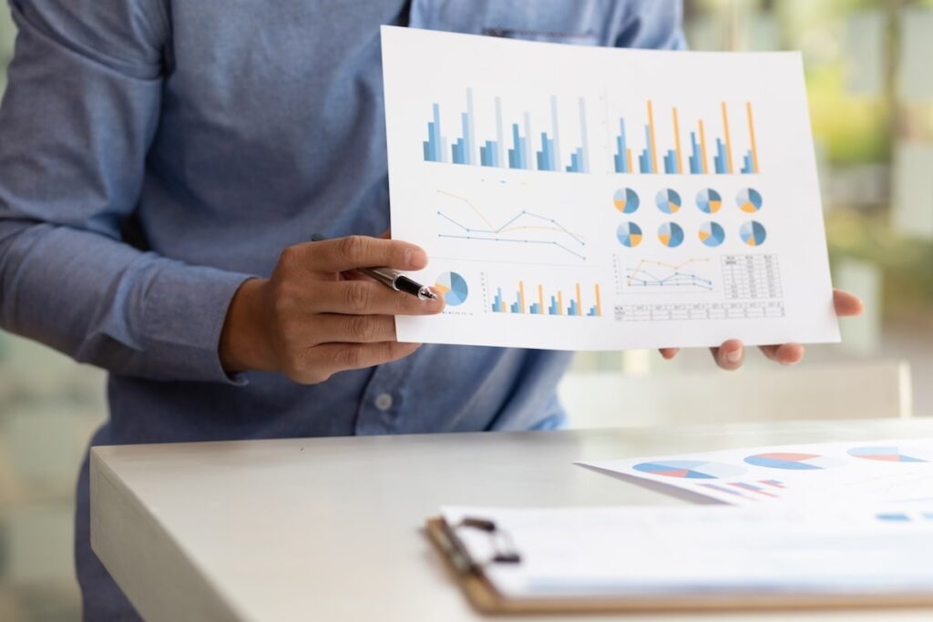 Zdjęcie ilustracyjne - osoba przedstawiająca wykresy