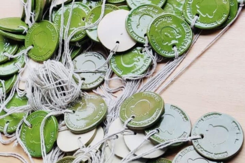 Wybite monety zawieszone na sznurkach