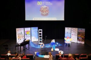 Widok na scenę oraz publiczność w pierwszych rzędach