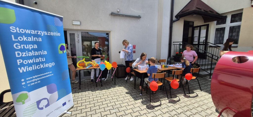 Dzieci przy stoliku tworzące ozdoby