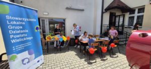 Dzieci przy stoliku tworzące ozdoby