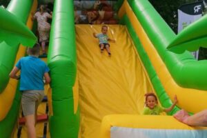 Dzieci bawiące się na dmuchanej zjeżdżalni