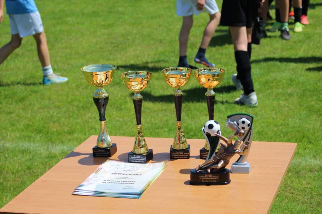 Puchary i statuetki dla uczestników z piłkarzami w tle
