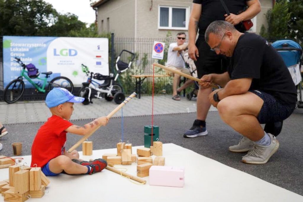 Ojciec z synem w trakcie zabawy klockami