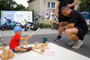 Ojciec z synem w trakcie zabawy klockami