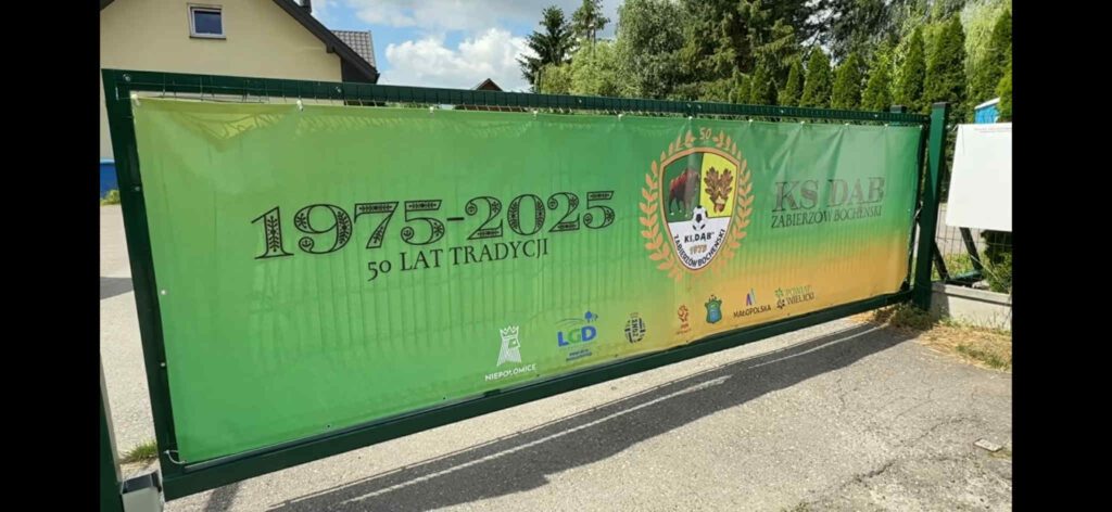 Baner rocznicowy klubu zawierający sponsorów wydarzenia