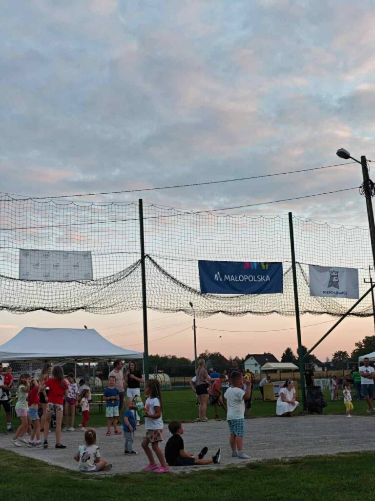 Ludzie bawiący się pod rozwieszonymi banerami