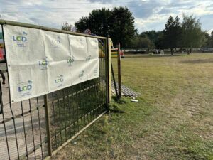 Działka z dmuchaną zjeżdżalnią w tle, czekające na przybycie zabawowiczów.