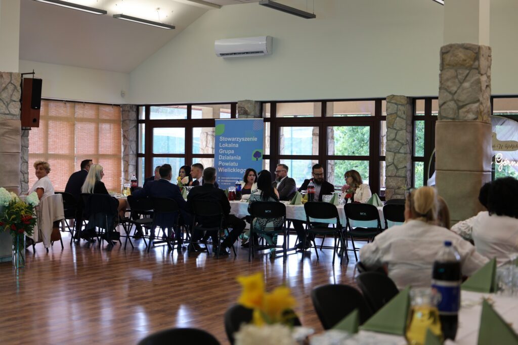 Goście uroczystości 60-lecia przy stole.