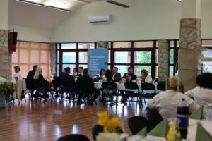 Goście uroczystości 60-lecia przy stole.