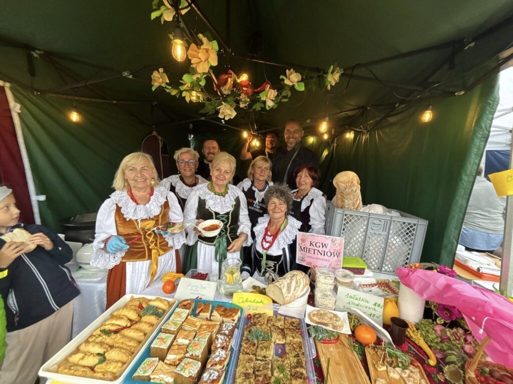 Gospodynie z Mietniowa przy swoim stoisku
