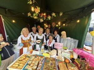 Gospodynie z Mietniowa przy swoim stoisku