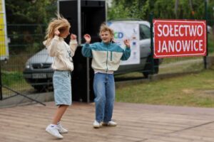Dzieci bawiące się na scenie