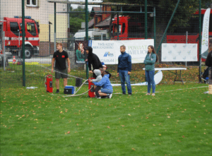 Rodzice z dziećmi podczas obsługi gaśnic