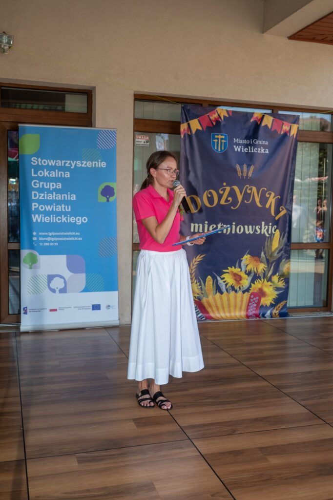 Pani sołtys z mikrofonem