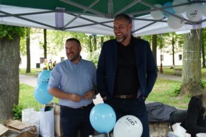 Grzegorz Leszczyński oraz Karol Szybiński przy stoisku LGD