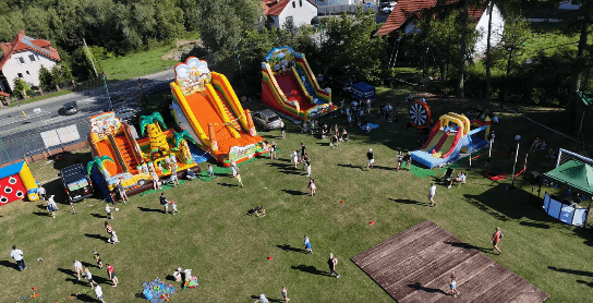 Widok z drona na piknik w rożnowej