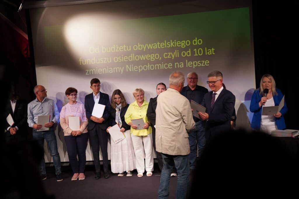 Wręczenie dyplomów na scenie